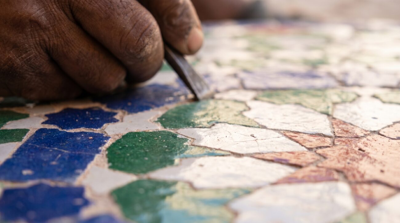 detalle-macro-ceramica-zellige-marroqui